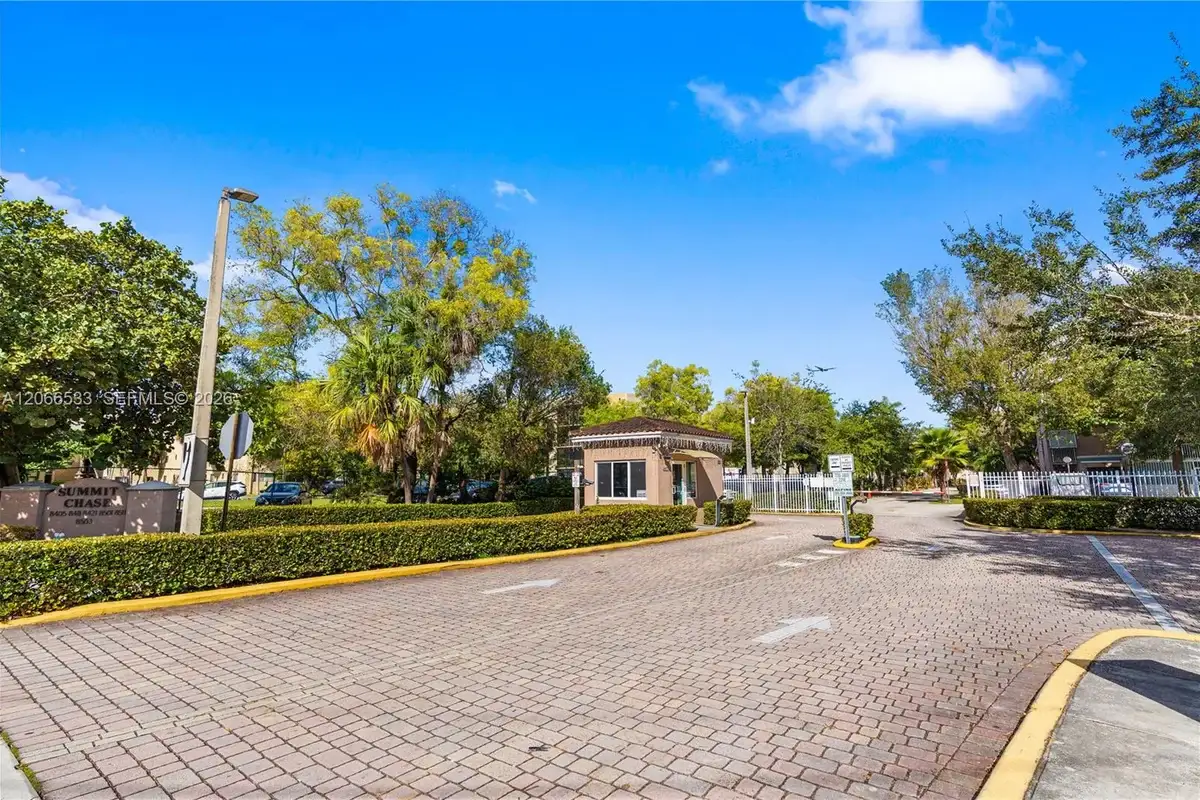 8501 NW 8th St #106, Miami: photo 1 of 27