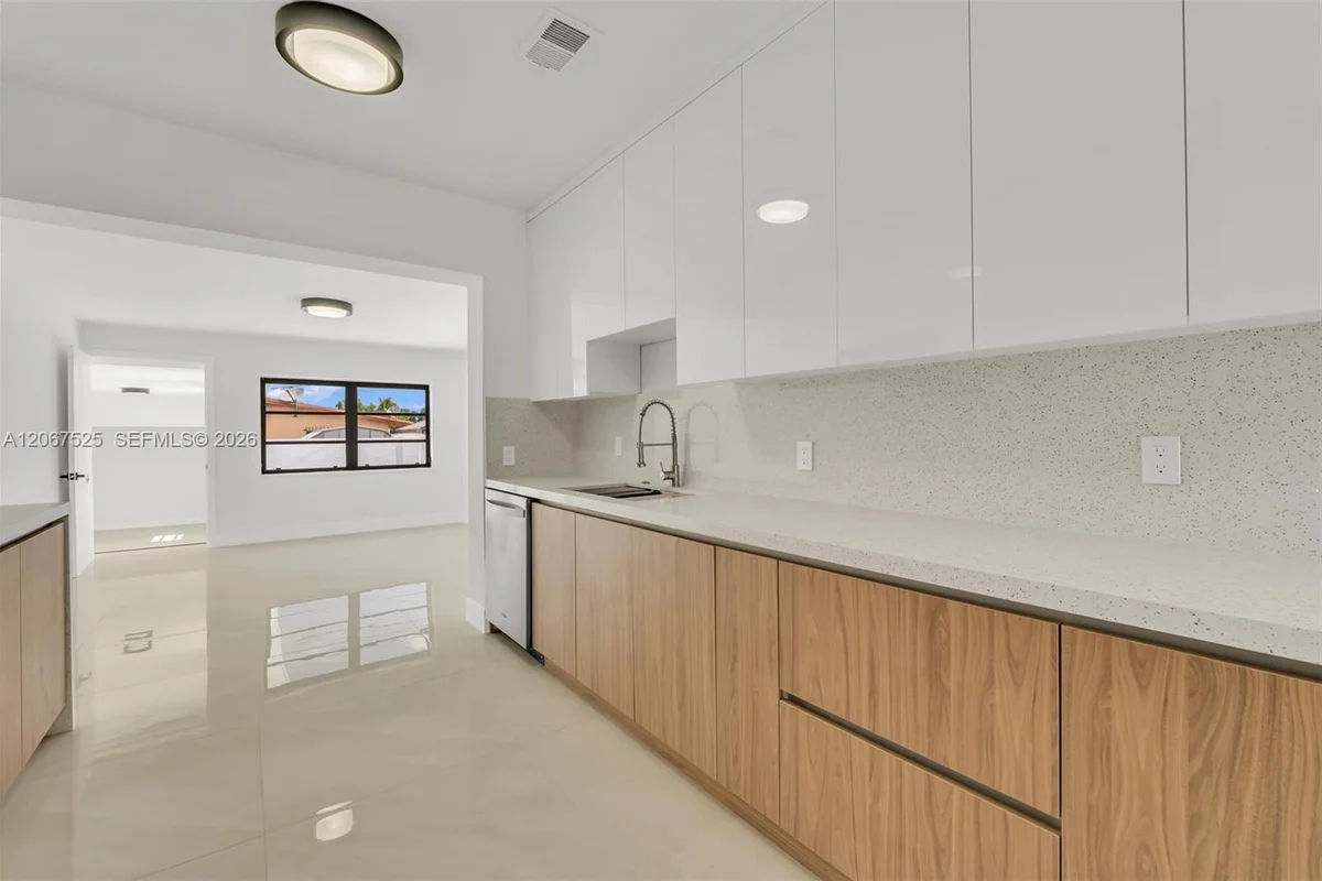 611 SE 4th St, Hialeah: photo 1 of 45