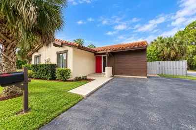 6287 Scotch Pine Ln, Lake Worth: photo 1 of 23