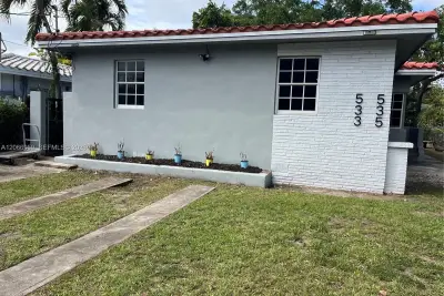 533-535 NE 67th St, Miami: photo 1 of 7