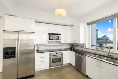 60 SW 13th St #4001, Miami: photo 1 of 20