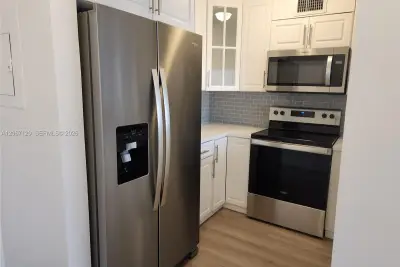 8075 NW 7th St #420, Miami: photo 1 of 22
