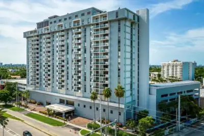 13499 Biscayne Blvd #PH1712, North Miami: photo 1 of 11