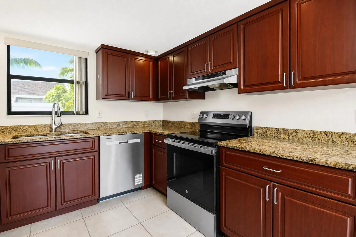 202 Lakewood Dr #11B, Jupiter: photo 1 of 23