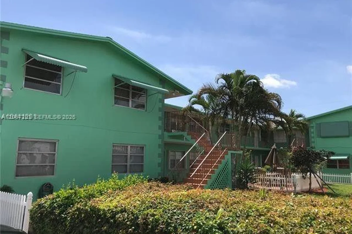 2428 Taylor St #6, Hollywood: photo 1 of 9