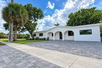 3431 NE 8th Ave, Oakland Park: photo 1 of 36