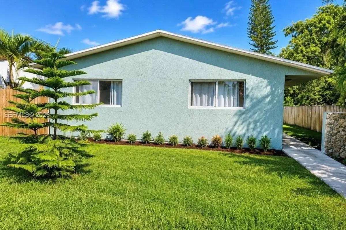 2411 Thomas St, Hollywood: photo 1 of 15