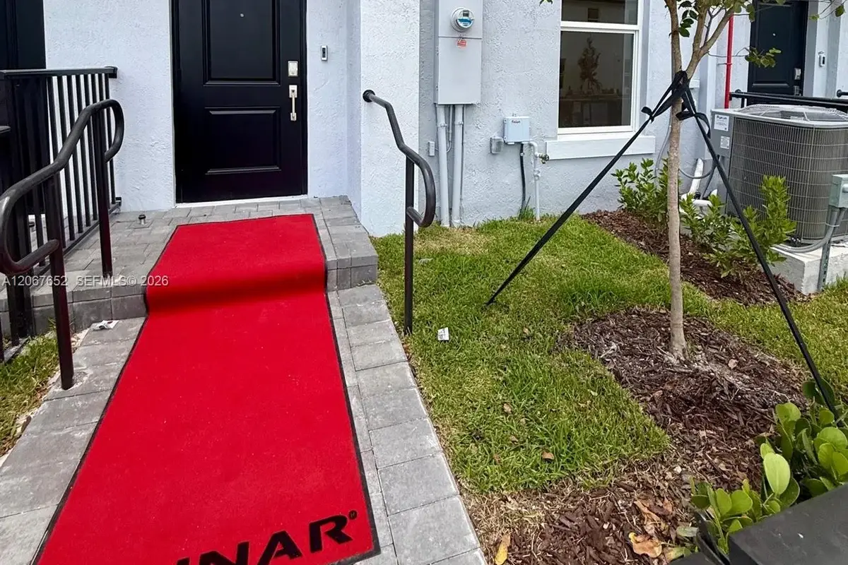 Townhouse in Homestead: photo 1 of 10