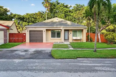 8601 SW 16th St, Pembroke Pines: photo 1 of 37