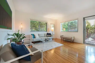945 10th St #3, Miami Beach: photo 1 of 13