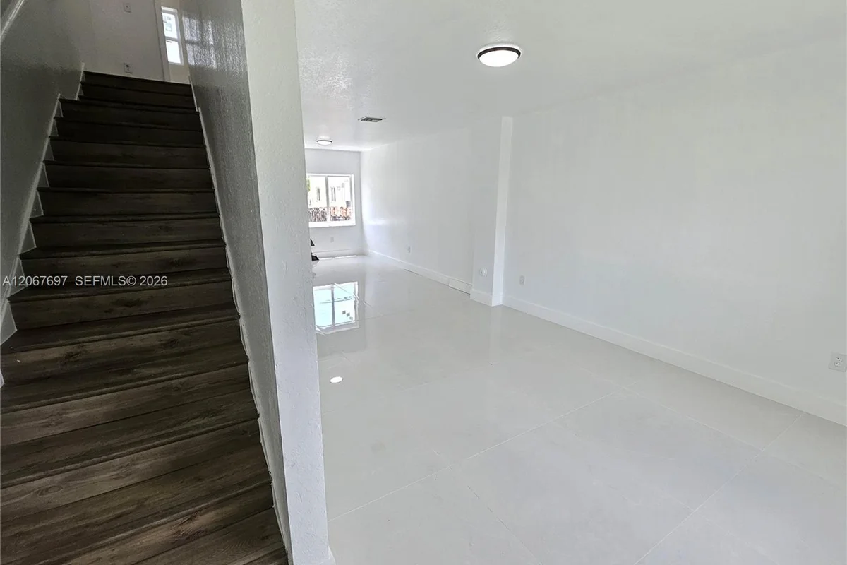 Townhouse in Miami: photo 1 of 44