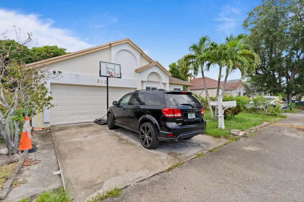 312 Bishop Rd, North Lauderdale: photo 1 of 35