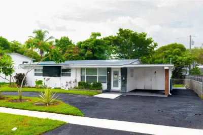 7330 NW 1st Ct, Pembroke Pines: photo 1 of 15