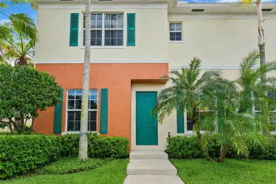 259 SW 7th St, Pompano Beach: photo 1 of 23