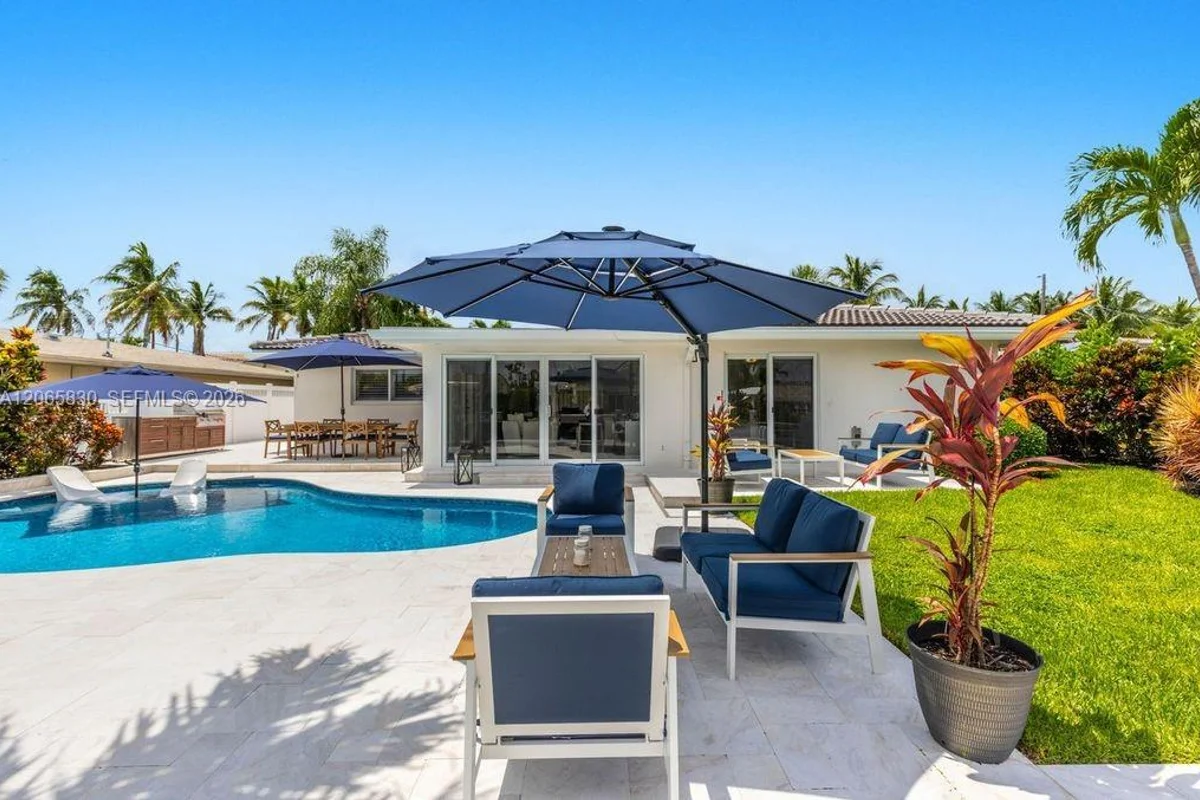 261 SE 4th St, Pompano Beach: photo 1 of 26