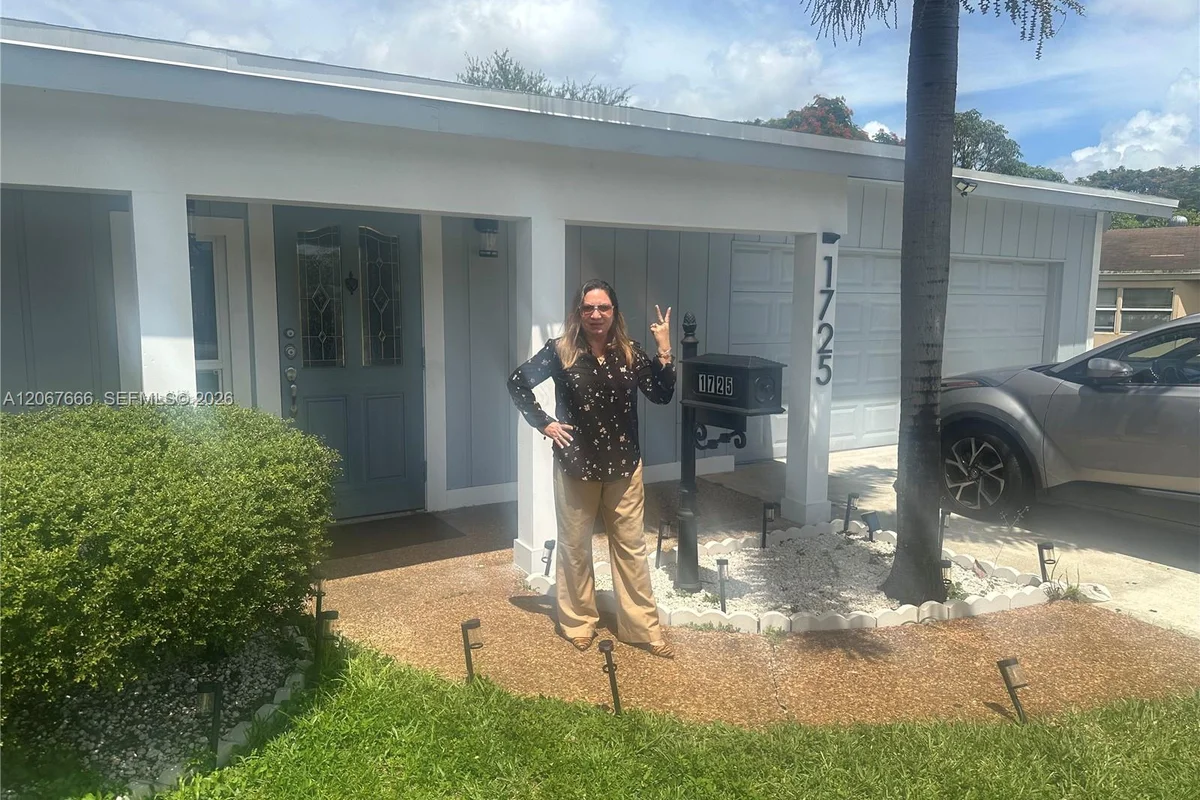 1725 NW 9th Ave, Fort Lauderdale: photo 1 of 12