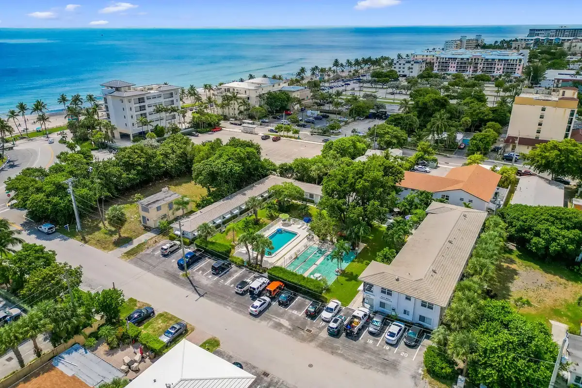 2060 NE 1st St #16, Deerfield Beach: photo 1 of 31