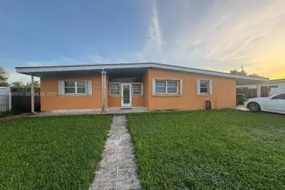 10920 Westwood Lake Dr, Miami: photo 1 of 11