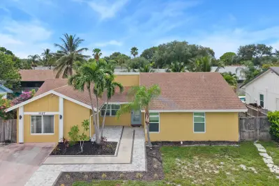 1127 NW 9th St, Boynton Beach: photo 1 of 53