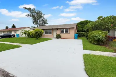2030 NE 1st Ln, Boynton Beach: photo 1 of 26