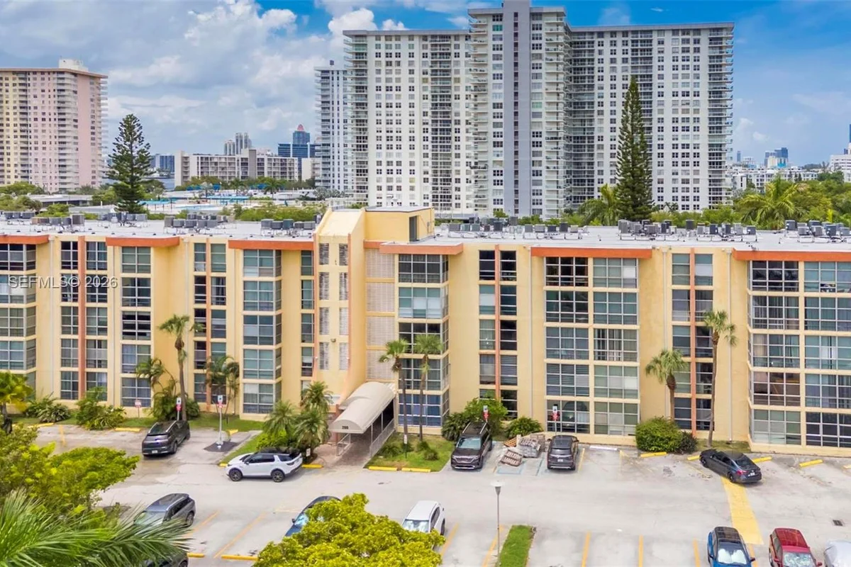 200 172nd St #112, Sunny Isles Beach: photo 1 of 33