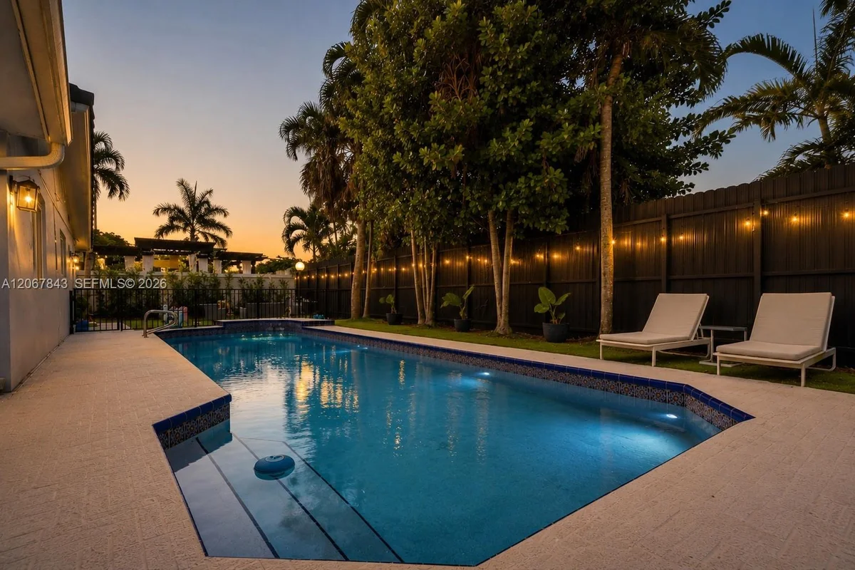 19040 S Saint Andrews Dr, Hialeah: photo 1 of 24