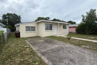 733 W 35th St, Hialeah: photo 1 of 27