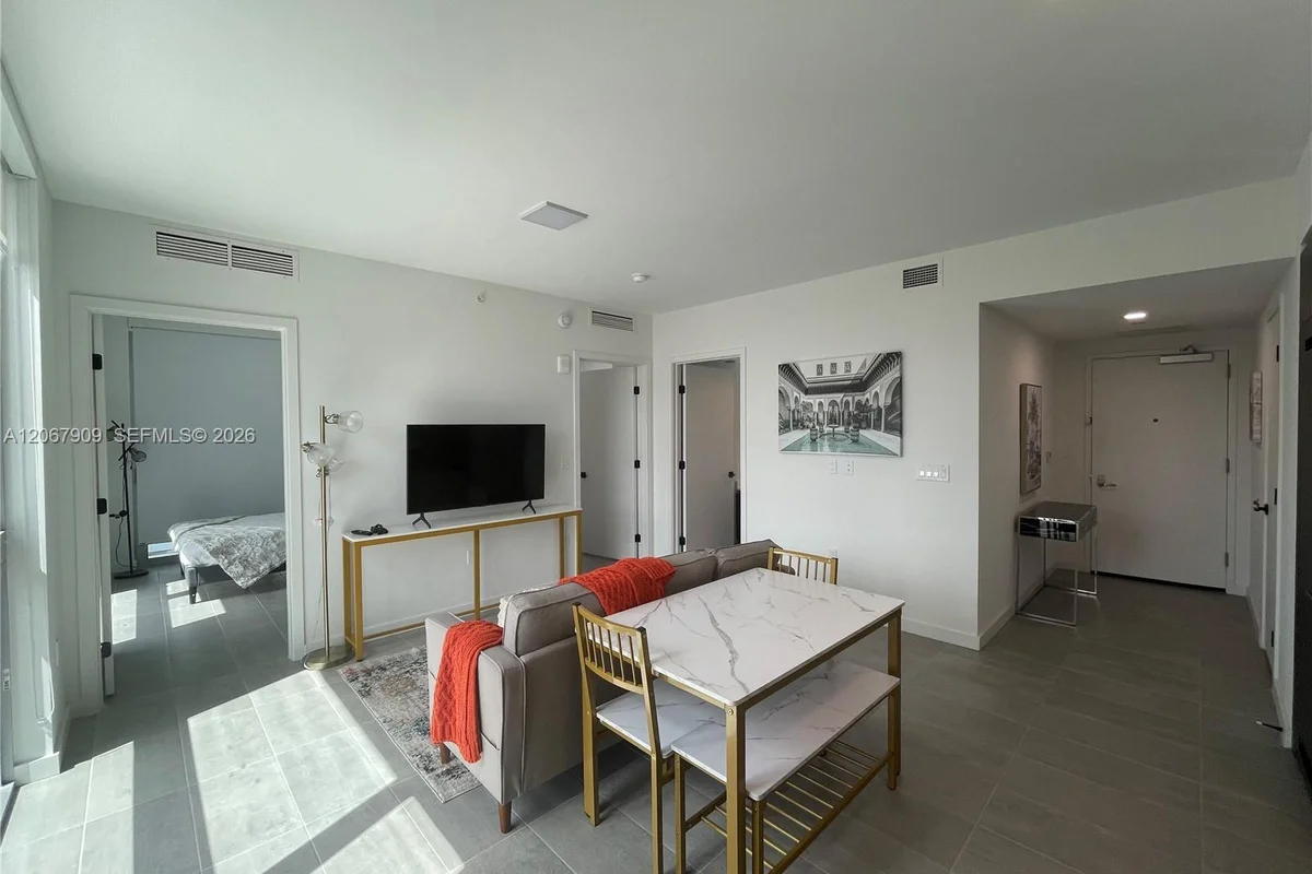 227 NE 2nd St #1606, Miami: photo 1 of 25