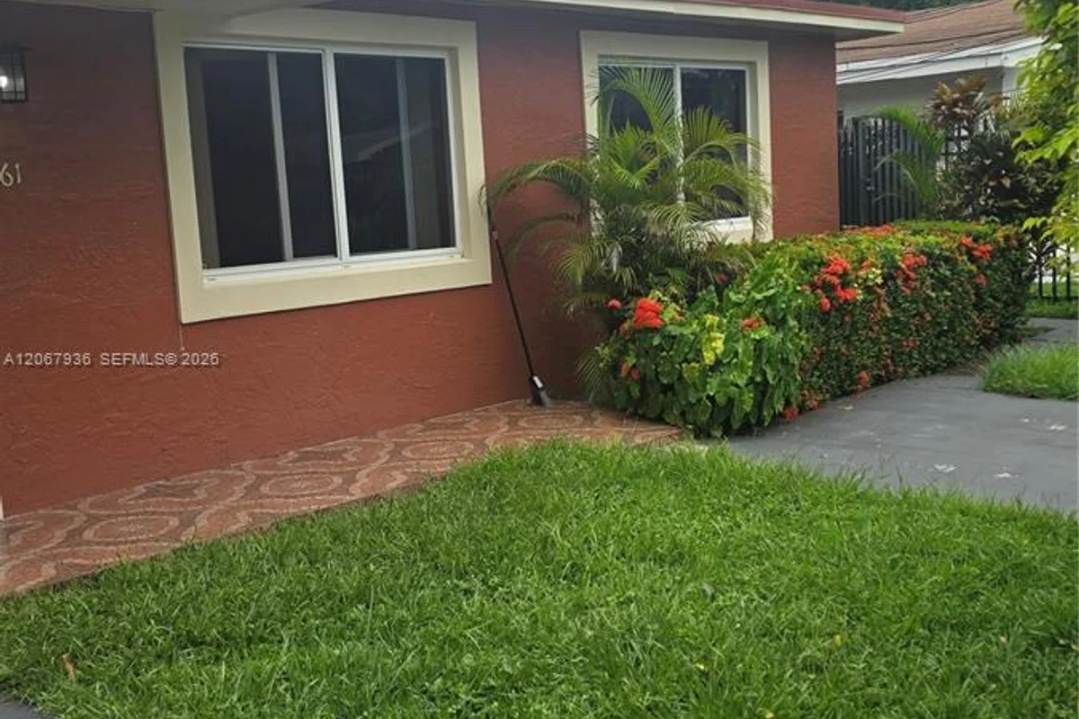 1163 NE 111th St #2, Miami: photo 1 of 18