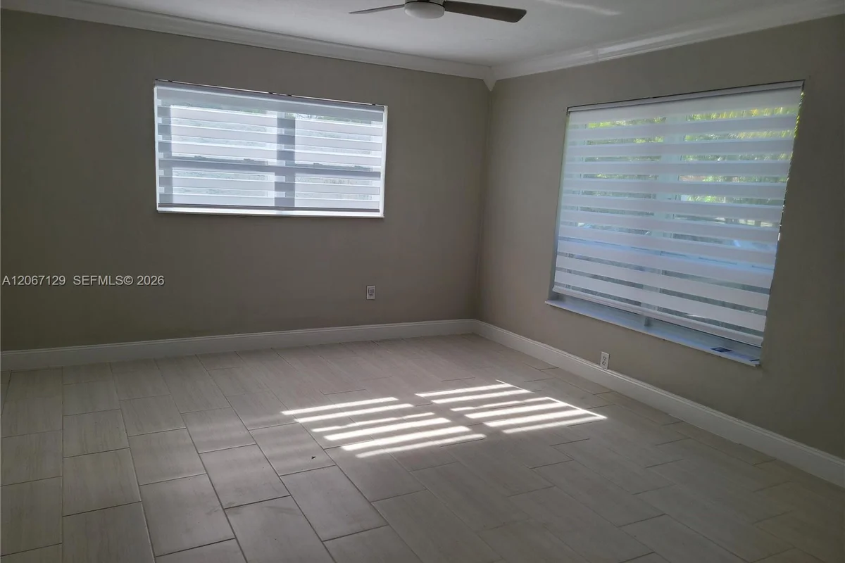 1240 NE 207th Ter, Miami: photo 1 of 9