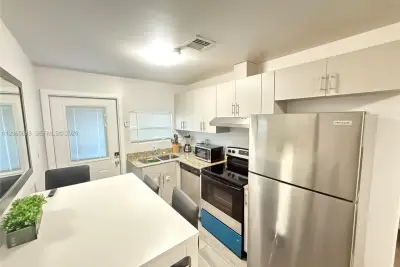 1604 SW 9th St #B, Miami: photo 1 of 12