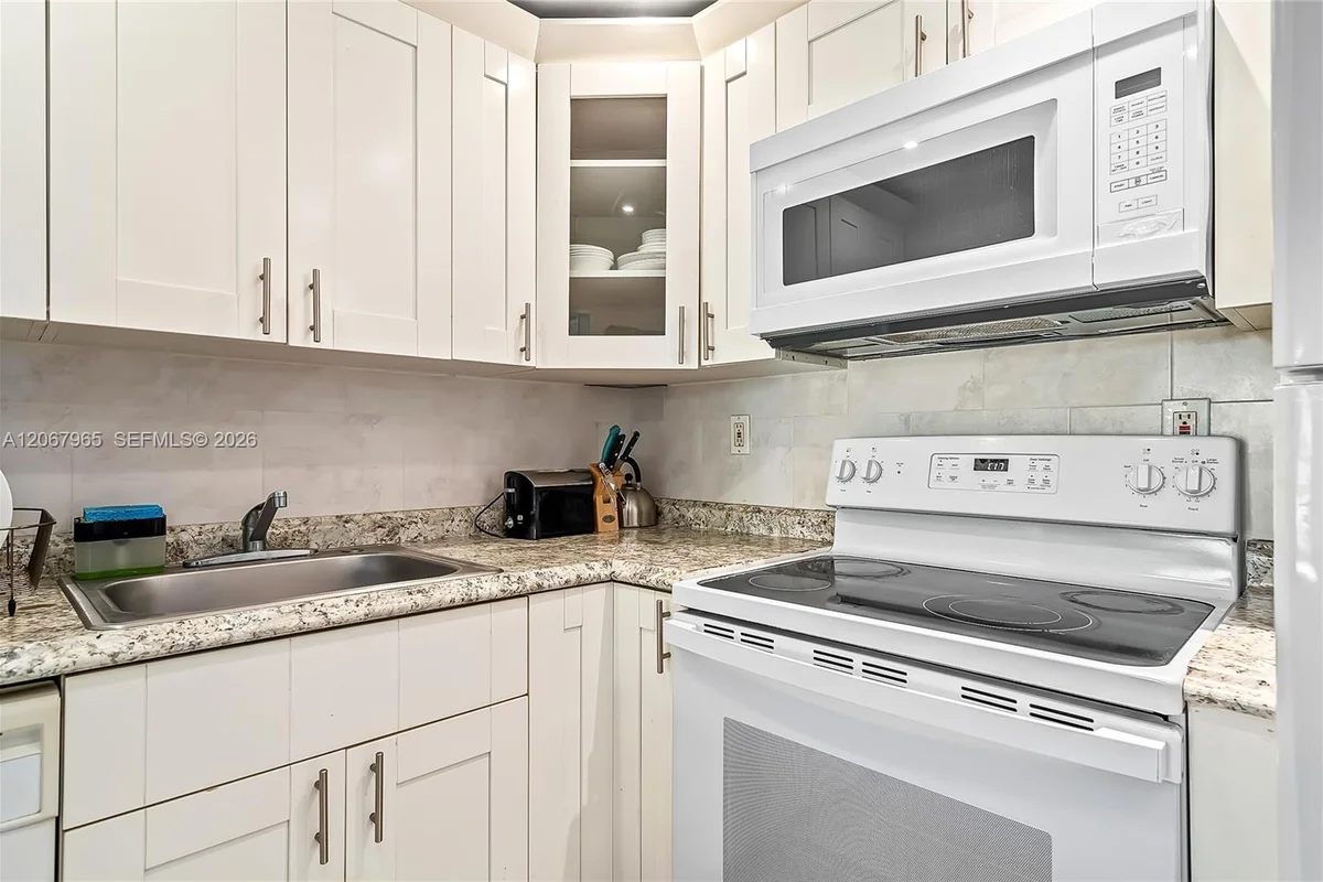 210 172nd St #533, Sunny Isles Beach: photo 1 of 34