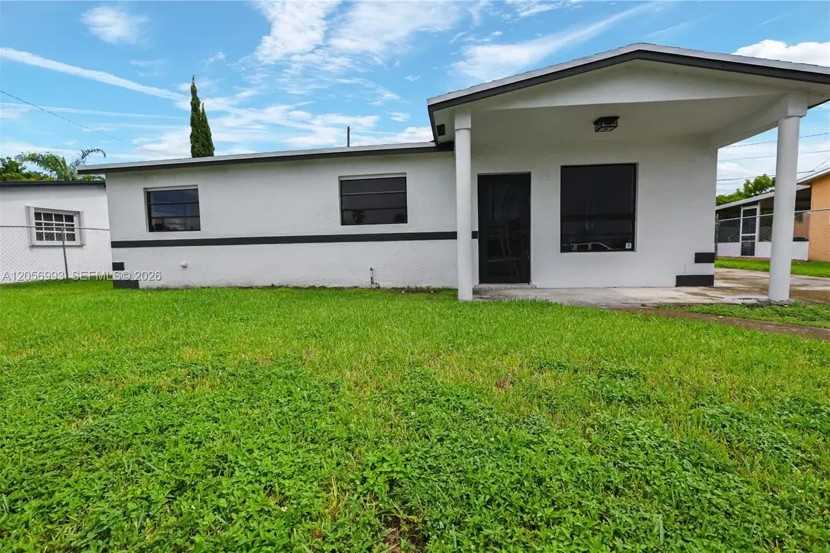 House in Miami: photo 1 of 16