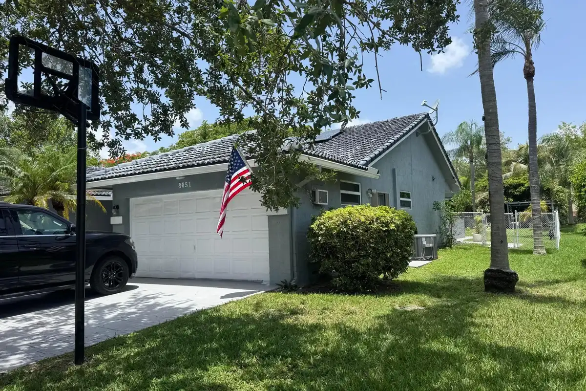 8651 NW 21st Ct, Coral Springs: photo 1 of 19
