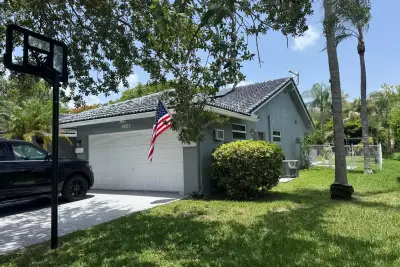 8651 NW 21st Ct, Coral Springs: photo 1 of 19