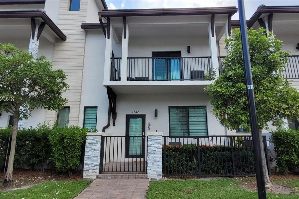 4682 NW 83rd Ave, Doral: photo 1 of 10