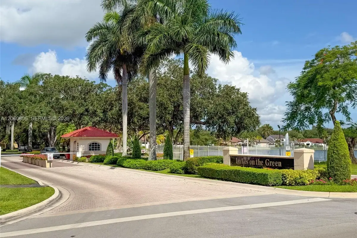 9011 NW 193rd Ter, Hialeah: photo 1 of 37