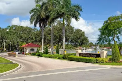 9011 NW 193rd Ter, Hialeah: photo 1 of 37