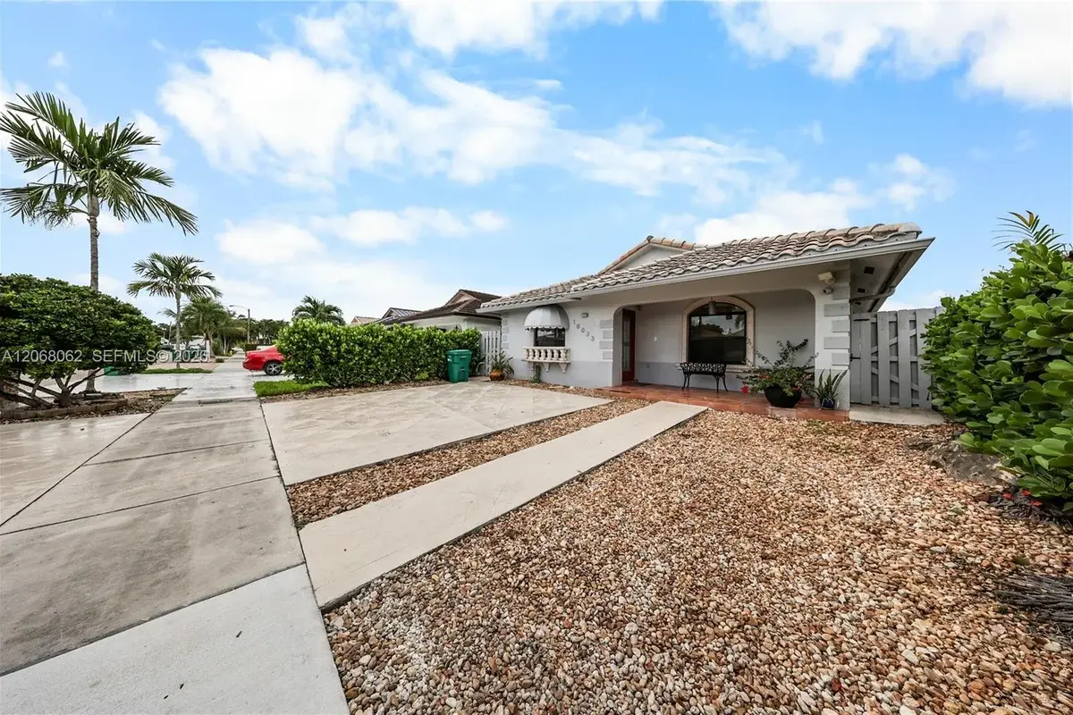 10033 NW 126th Ter, Hialeah Gardens: photo 1 of 20