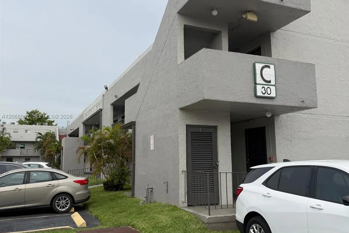 30 NW 87th Ave #C223, Miami: photo 1 of 14