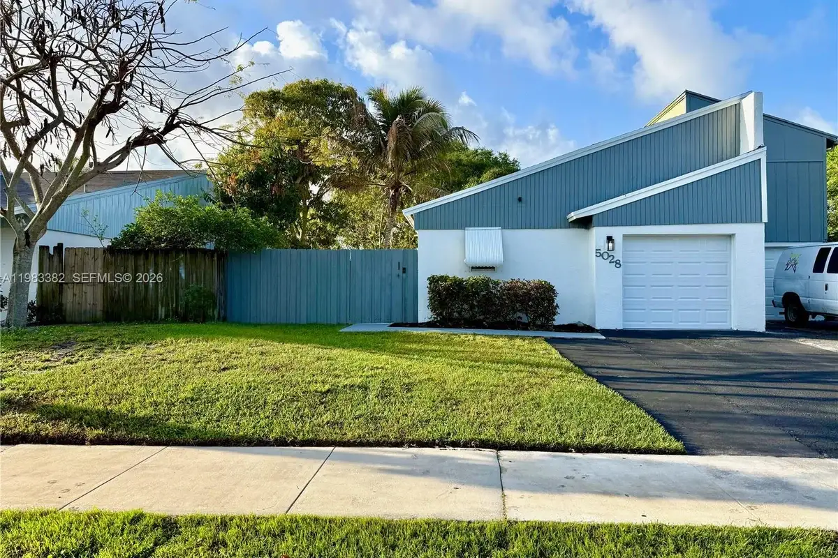 5028 NW 6th St, Delray Beach: photo 1 of 16