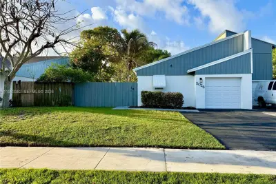 5028 NW 6th St, Delray Beach: photo 1 of 16
