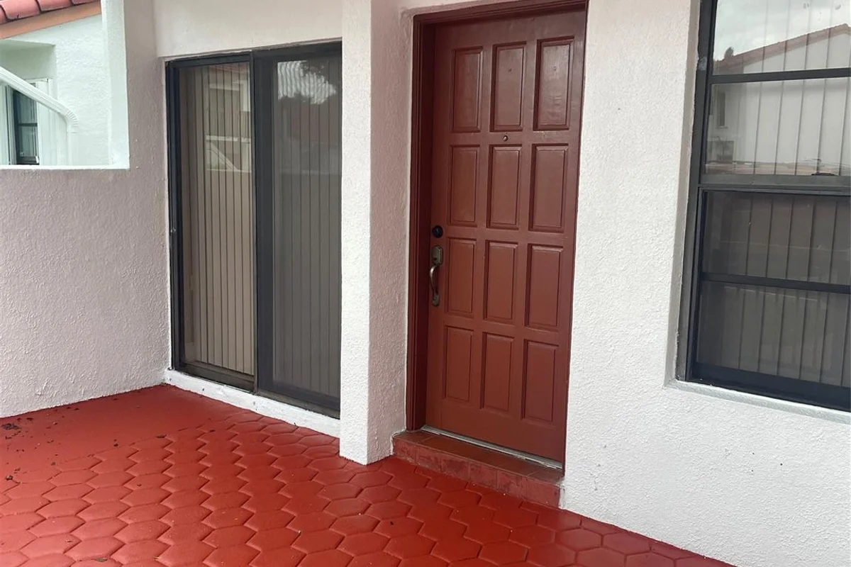 7510 SW 153rd Pl #104-8, Miami: photo 1 of 10