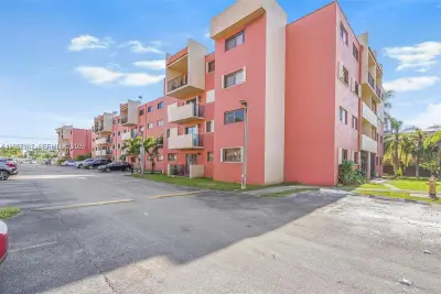 8095 NW 8th St #215, Miami: photo 1 of 18