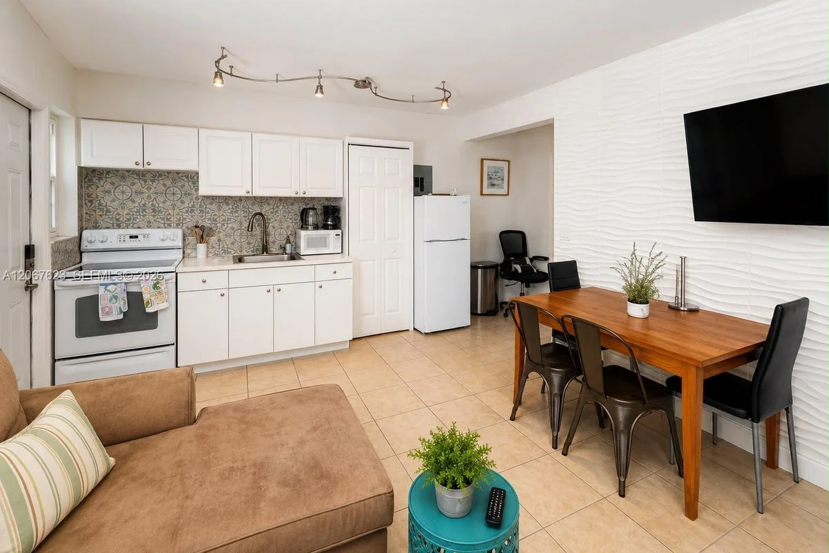 1639 Hayes St #1, Hollywood: photo 1 of 12