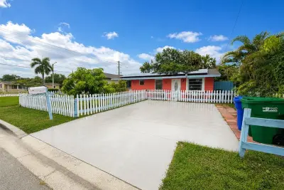 2745 NW 7th Ct, Fort Lauderdale: photo 1 of 22