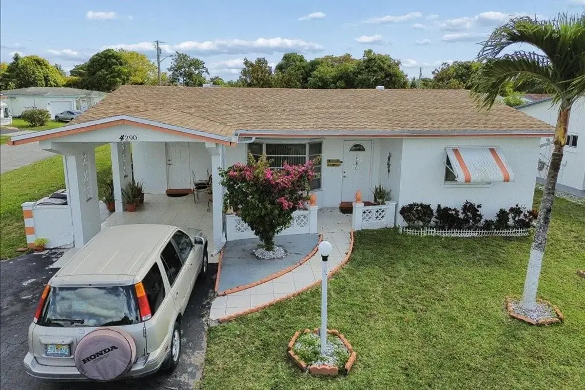 4290 NW 49th Ter NW, Lauderdale Lakes: photo 1 of 20