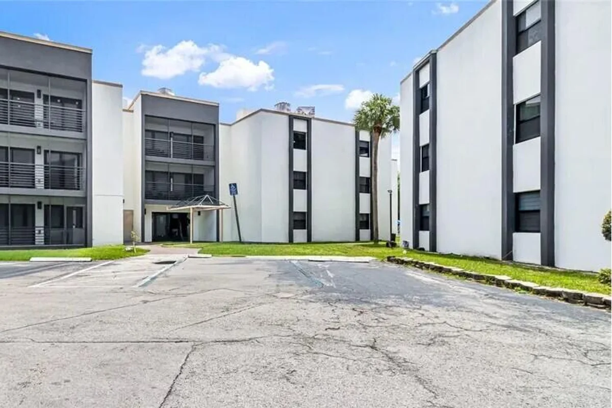 4040 N Hills Dr #31, Hollywood: photo 1 of 13