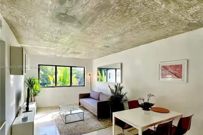 190 NW 69th St #6, Miami: photo 1 of 16