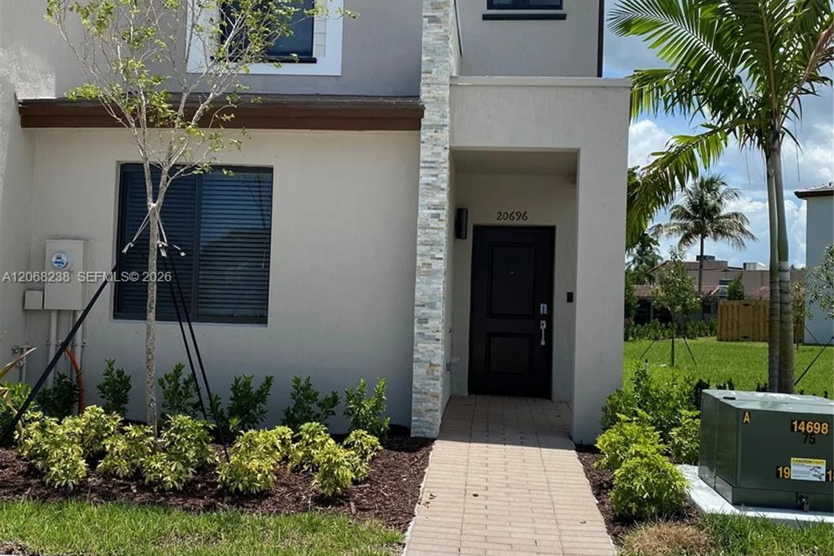 20696 NE 7th Pl, Miami: photo 1 of 6